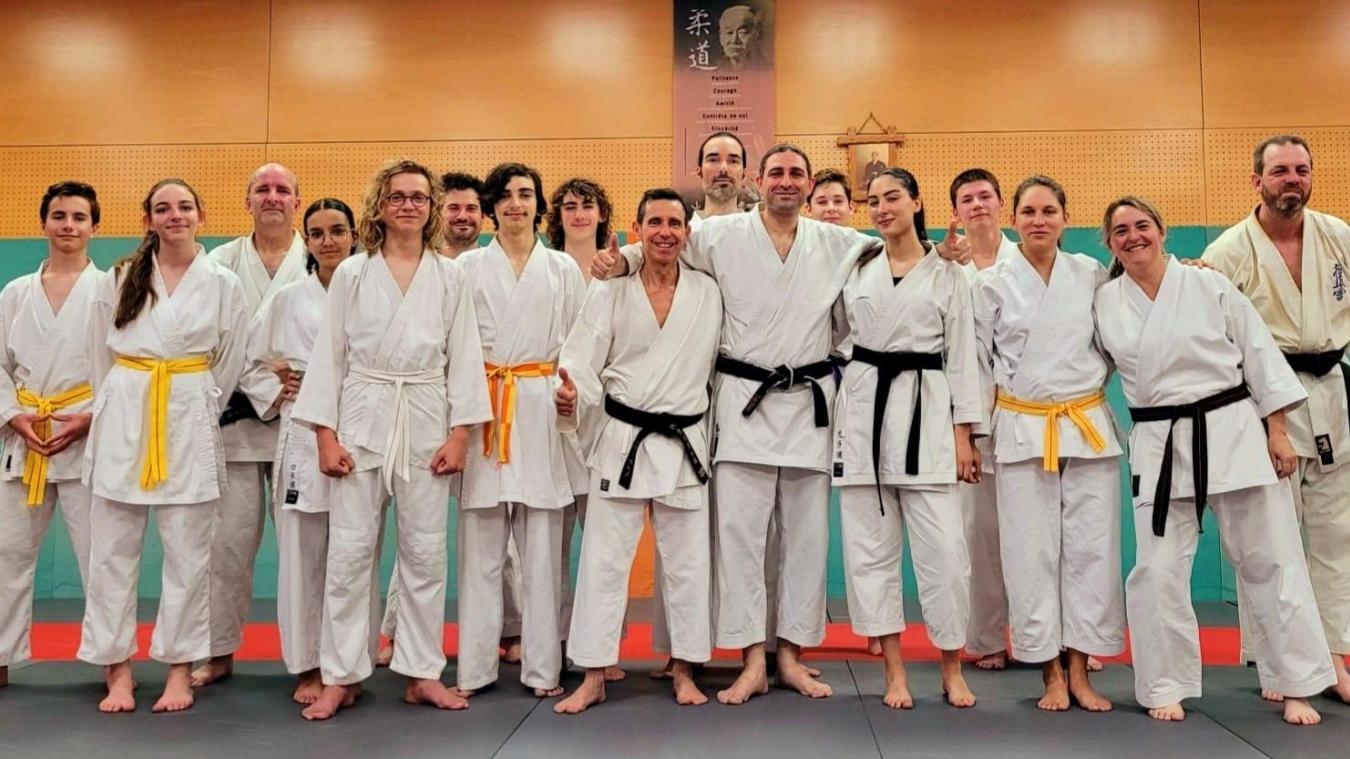 Mo tiers Le karat club du kimono blanc la ceinture noire